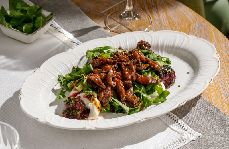 Заказать салат с телячьими щёчками и свёклой на гриле Заказать салат с телячьими щёчками и свёклой на гриле