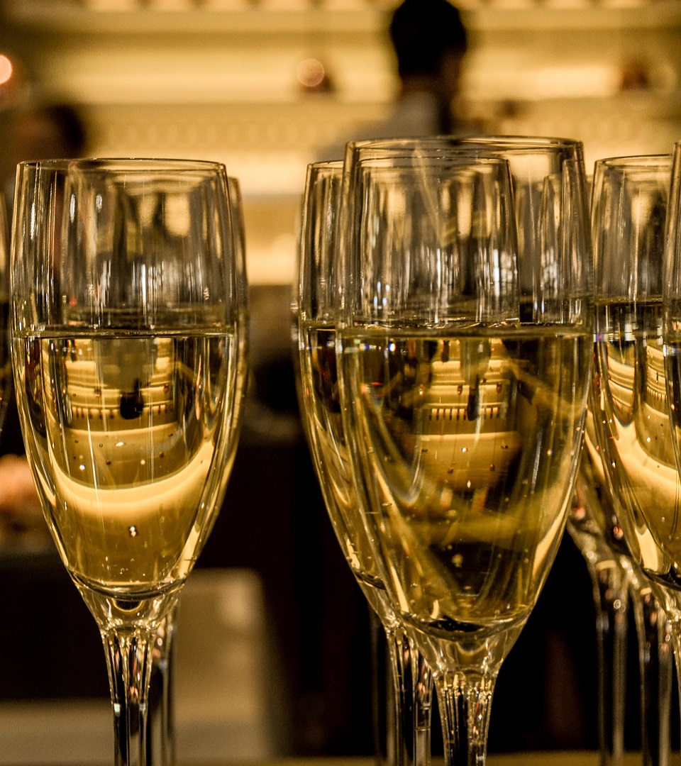 Шампанское или вино? Какое алкогольное меню выбрать для свадьбы в шатре